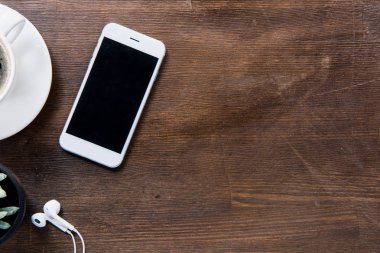 Kahve fincanı ve smartphone üstünde okul sırası 