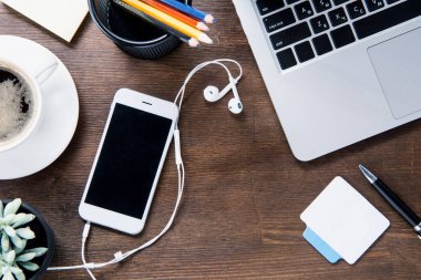 Kahve fincanı ve smartphone üstünde okul sırası 