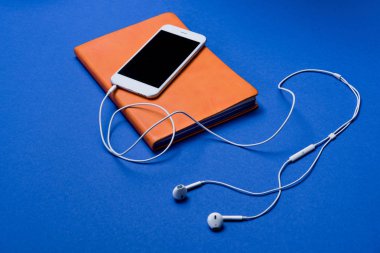 Smartphone ve masa üstünde defter