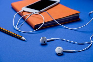 Smartphone ve masa üstünde defter