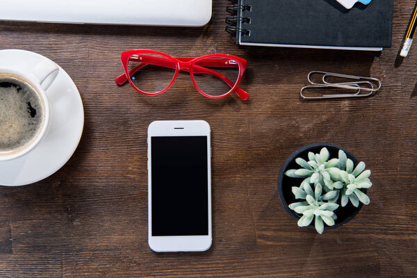 Tasse à café et smartphone sur le bureau — Photo