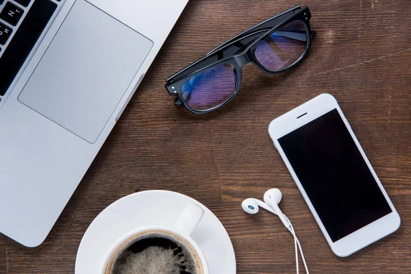 Taza de café y smartphone en el escritorio —  Fotos de Stock
