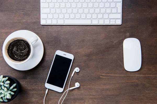 Taza de café y smartphone en el escritorio — Foto de Stock
