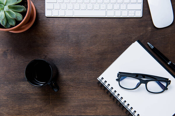 Офисные принадлежности на работе
 