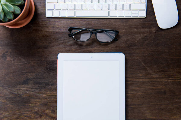 Цифровой планшет на столе
 