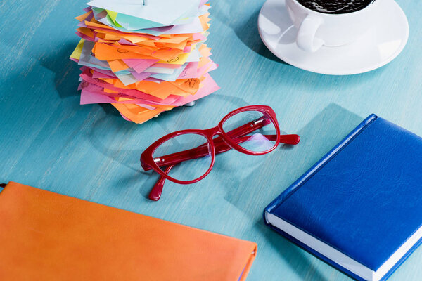 Офисные принадлежности на работе
 