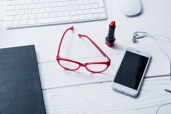 Suministros de belleza y teclado en la mesa — Foto de Stock