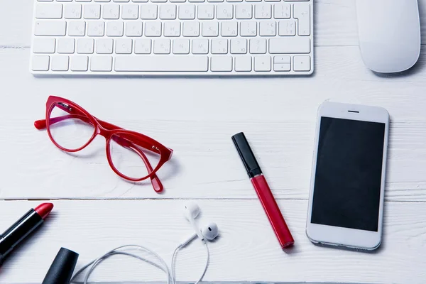 Schönheitsmittel und Tastatur auf dem Tisch — Stockfoto