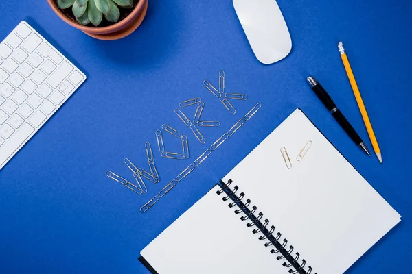 Werk belettering op tafel — Stockfoto