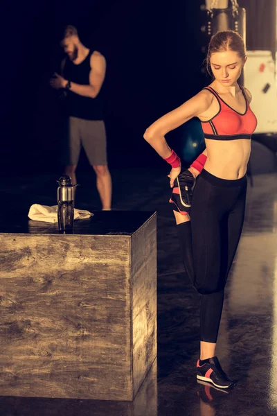 Deportiva mujer estiramiento —  Fotos de Stock