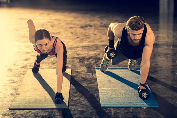 Man and woman doing plank exercise — Stock Photo, Image