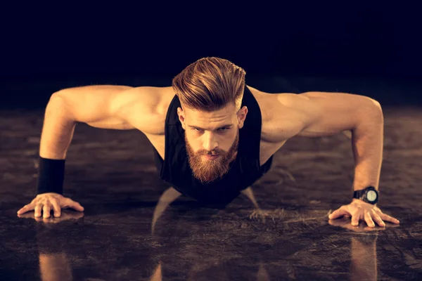 Hombre haciendo flexiones — Foto de Stock