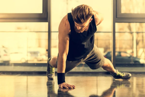 Hombre haciendo flexiones —  Fotos de Stock