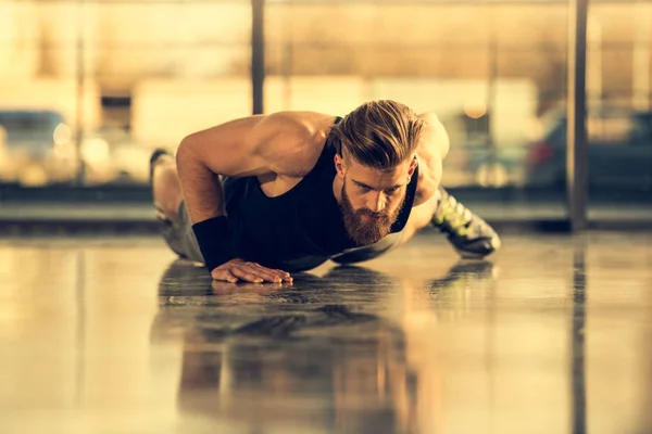 Man doet push-ups — Stockfoto