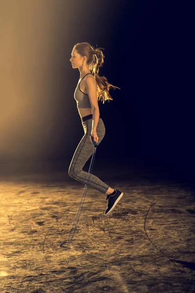 Sportiga kvinnan med hopprep — Stockfoto