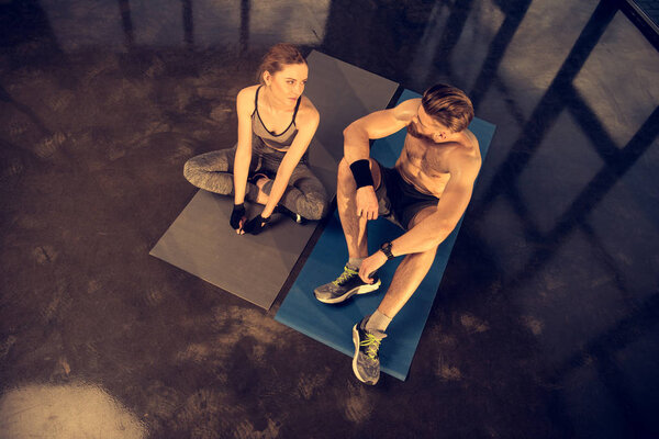 Спортсмен и спортсменка отдыхают
 