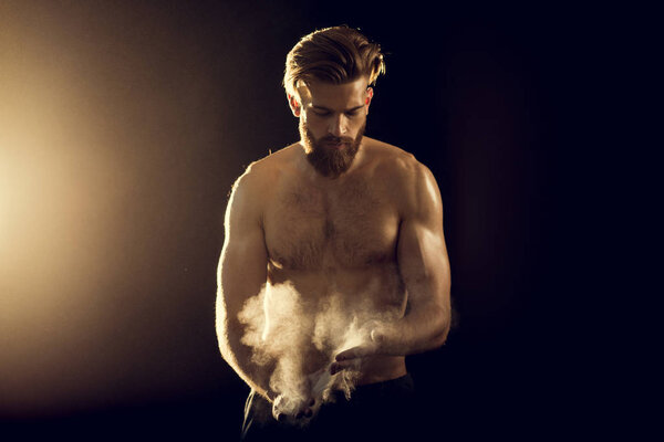 спортсмен с мелом порошком
