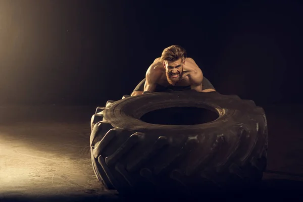Sportovec trénuje s pneu — Stock fotografie