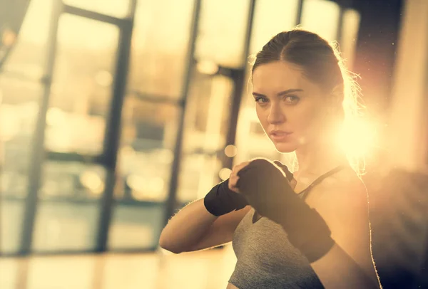 Sportswoman ready to fight — Stock Photo, Image