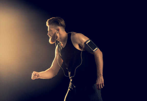 бородатый красивый спортсмен
