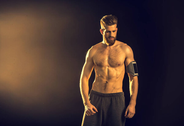 Бородатый красивый мужчина
 