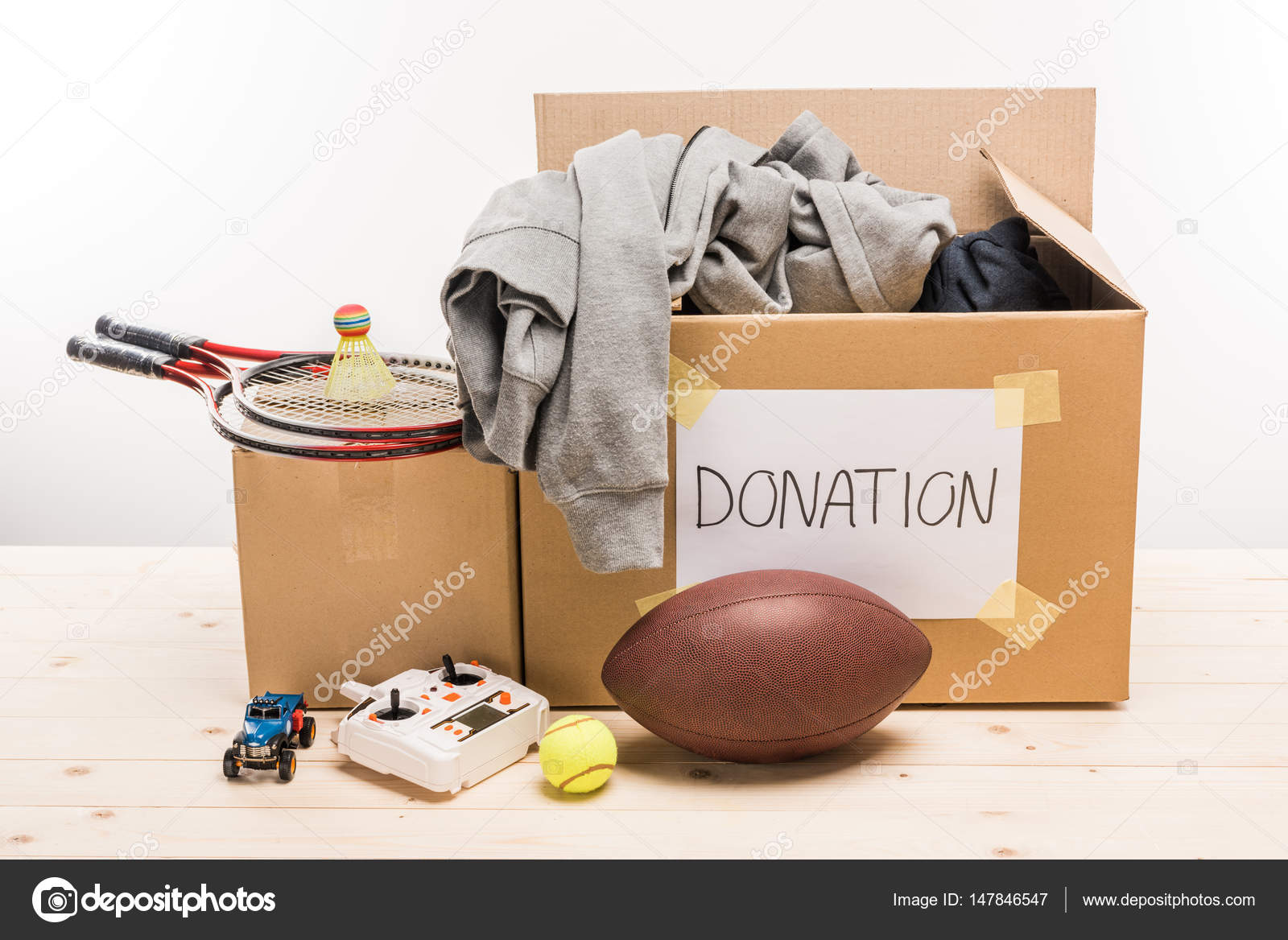 Подарочный бокс чайный. Коробка с ненужными вещами. Короб картонный. Коробки в комнате. Коробки с хламом.