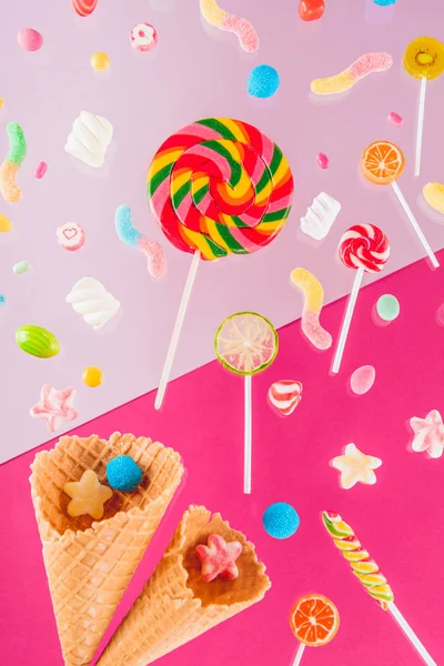 Conos de gofre y dulces — Foto de Stock
