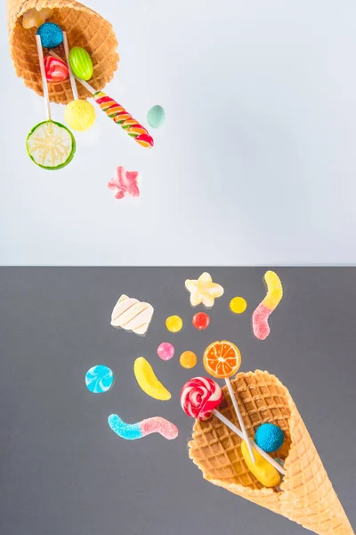 Cones de waffle e doces — Fotografia de Stock