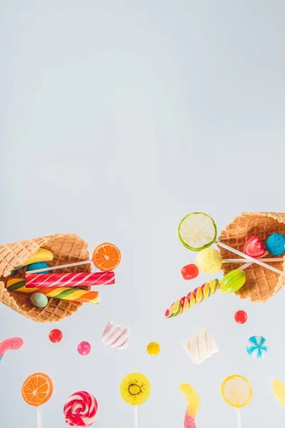 ワッフル コーンとお菓子 — ストック写真