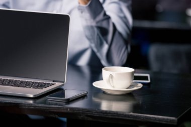 laptop ve smartphone Cafe
