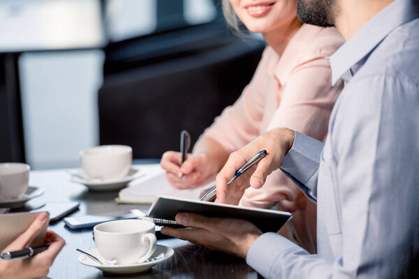 Люди на деловой встрече в кафе
 