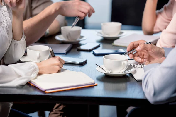 Mensen op zakelijke bijeenkomst in café — Stockfoto