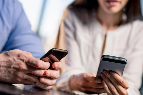 Couple using smartphones — Stock Photo, Image