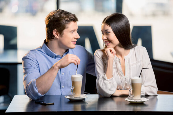 Пара влюбленных в ресторане
 