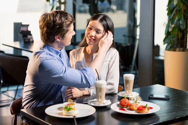 Par i kärlek i restaurang — Stockfoto