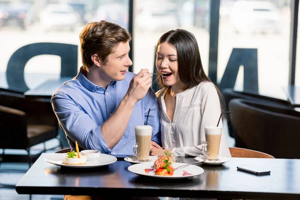 Para zakochanych w restauracji — Zdjęcie stockowe