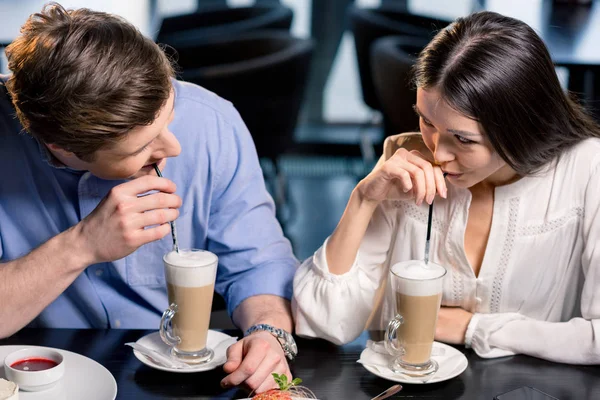 Par i kärlek i restaurang — Stockfoto