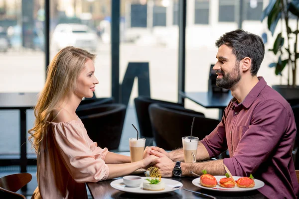 Paar verliefd na de lunch — Stockfoto