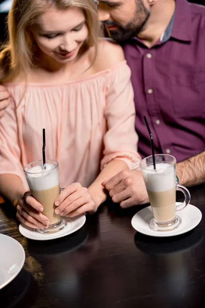 Couple amoureux pendant la pause café — Photo