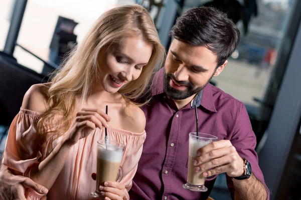 Couple amoureux pendant la pause café — Photo