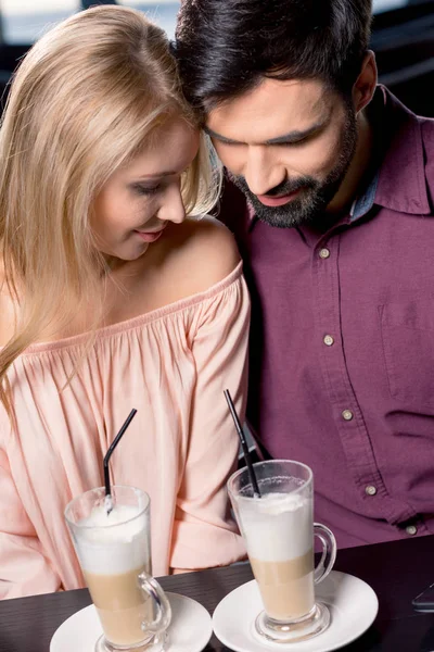 Couple amoureux pendant la pause café — Photo