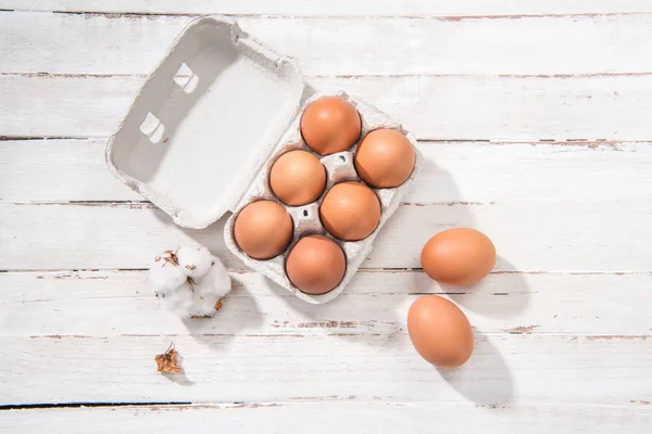 Курячі яйця в коробці — стокове фото