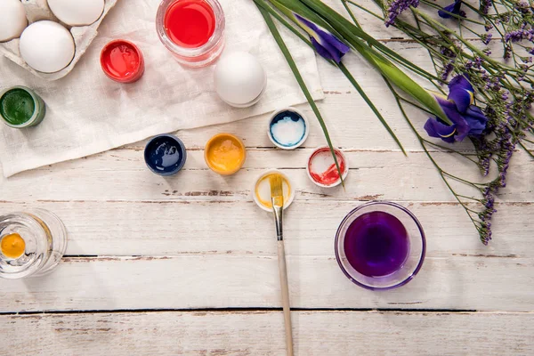 Chicken eggs and paints — Stock Photo