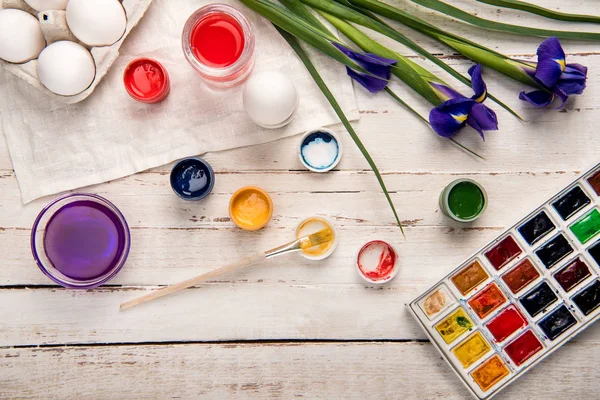 Chicken eggs and paints — Stock Photo