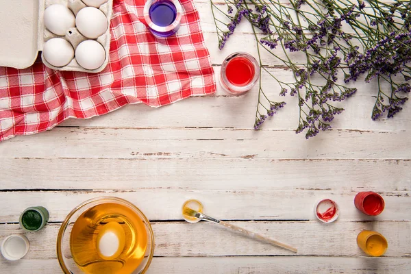 Huevos y pinturas de pollo — Stock Photo