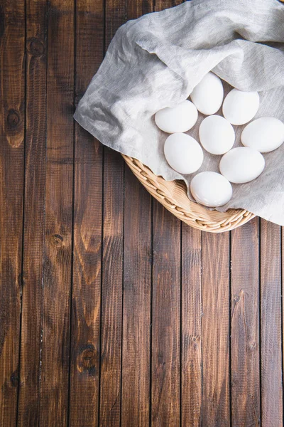 Huevos de pollo en cesta - foto de stock