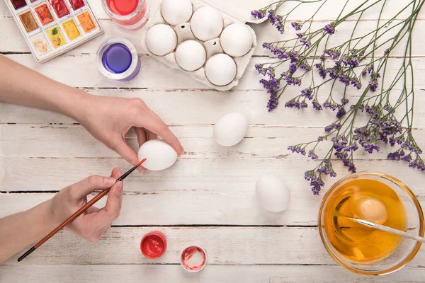 Mani che colorano l'uovo — Foto stock