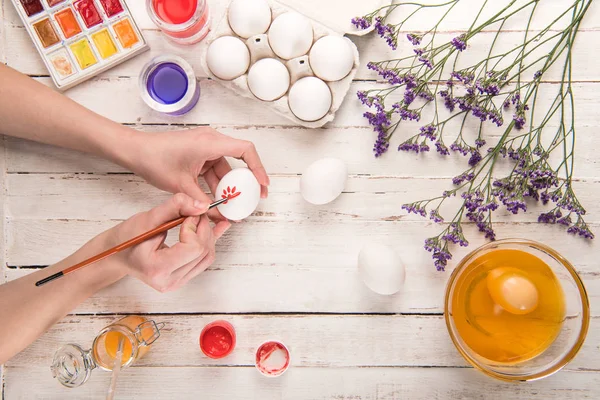 Manos para colorear huevo — Stock Photo