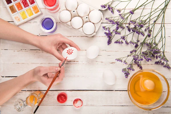 Hands coloring egg — Stock Photo