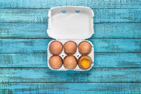 Huevos de pollo en caja - foto de stock